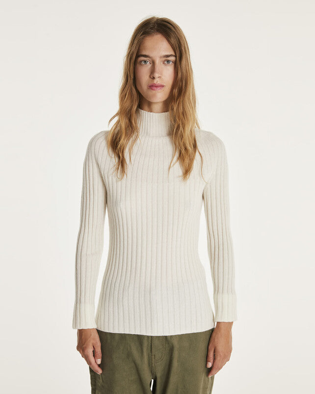 Kujten Bobi Turtle Neck Cashmere Sweater