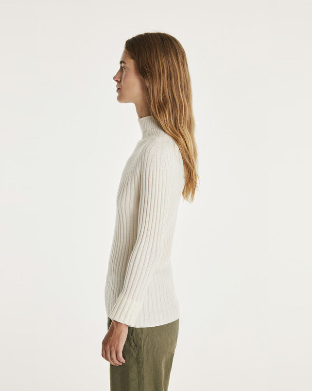 Kujten Bobi Turtle Neck Cashmere Sweater
