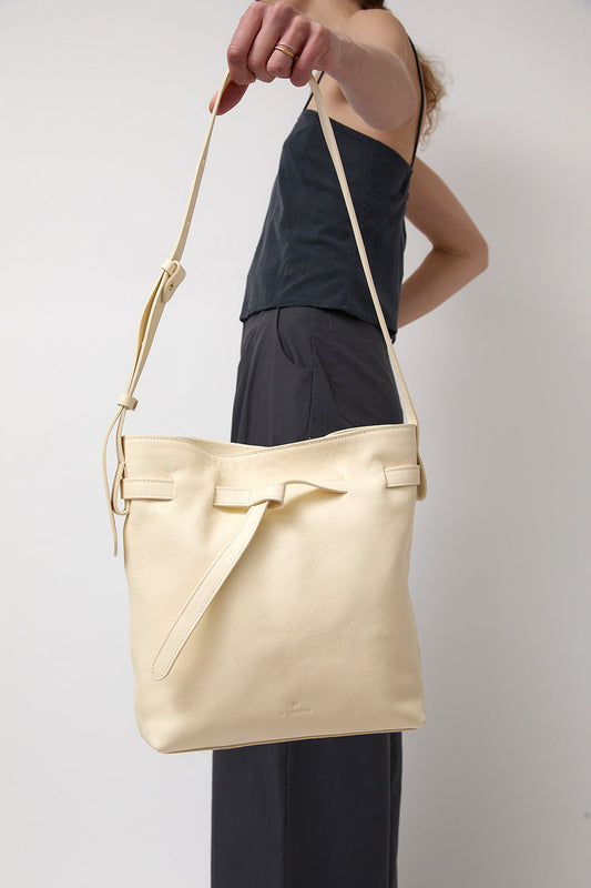 Il Bisonte Elisa Bucket Bag in Bianco Latte