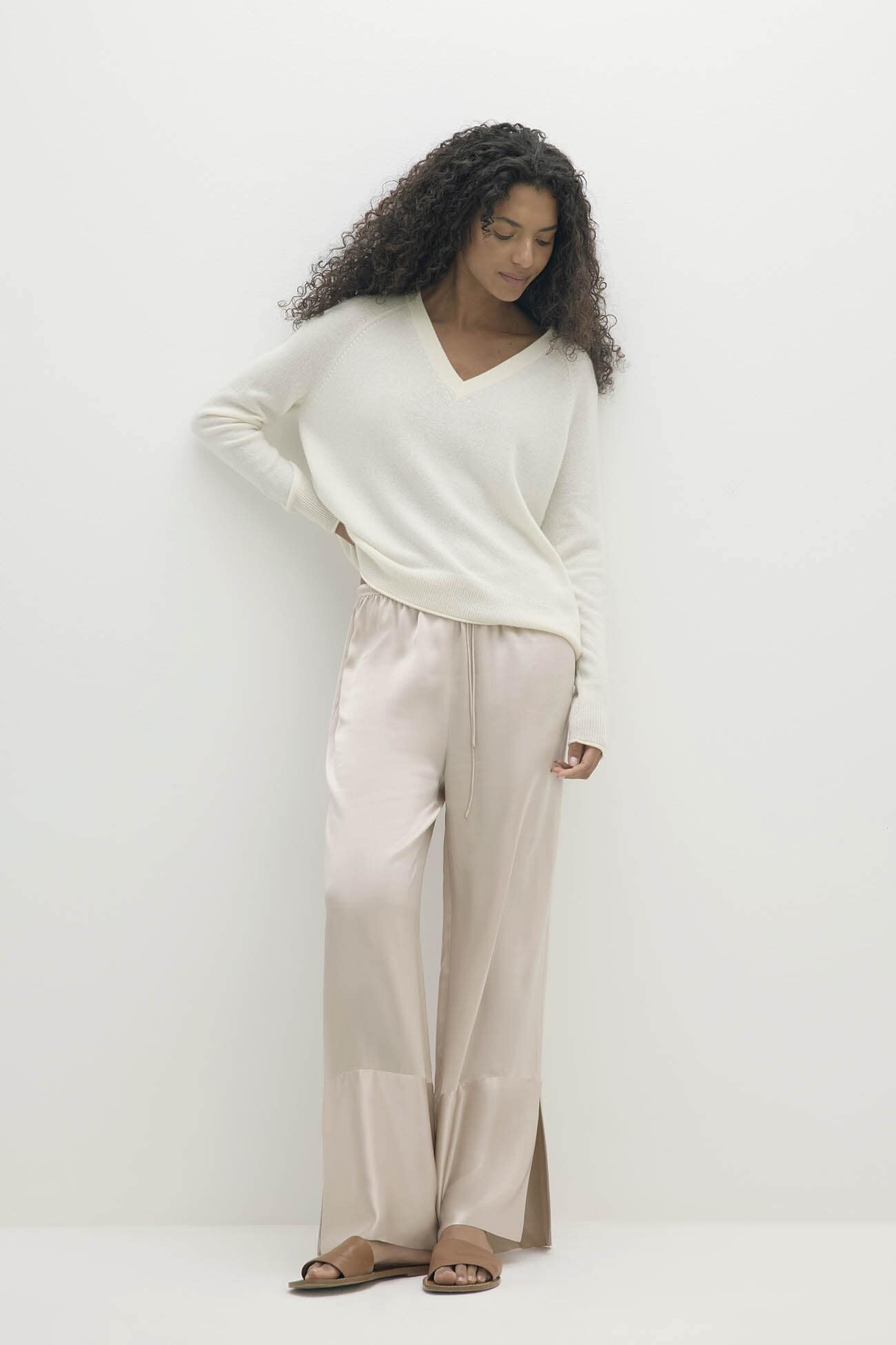 HARLYN V-NECK CASHMERE SWEATER